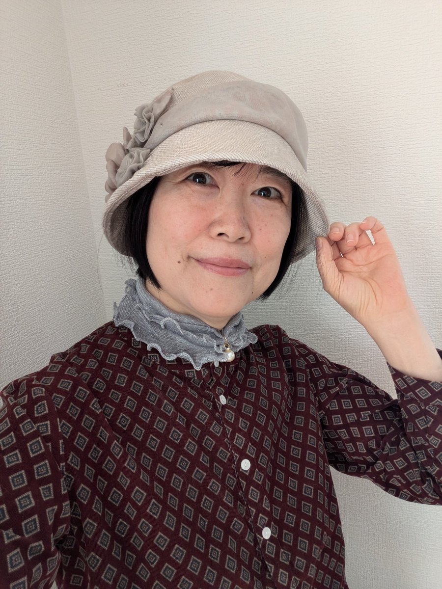 muchinochika's tweet photo. 今日のお芝居フォトはこちら！

「帽子を選んでいるんだけど、ワインカラーで合わせるのがいいかな？」

「濃い紫色の冬物の帽子は？」

「やっぱり春用の薄い生地の帽子が良さそう！」

…という３コマです。
ようやく暖かくなってきて、冬物の帽子ともそろそろお別れ。
最近お芝居フォトもネタギレ気味でスランプに陥っています（笑）あしからず。