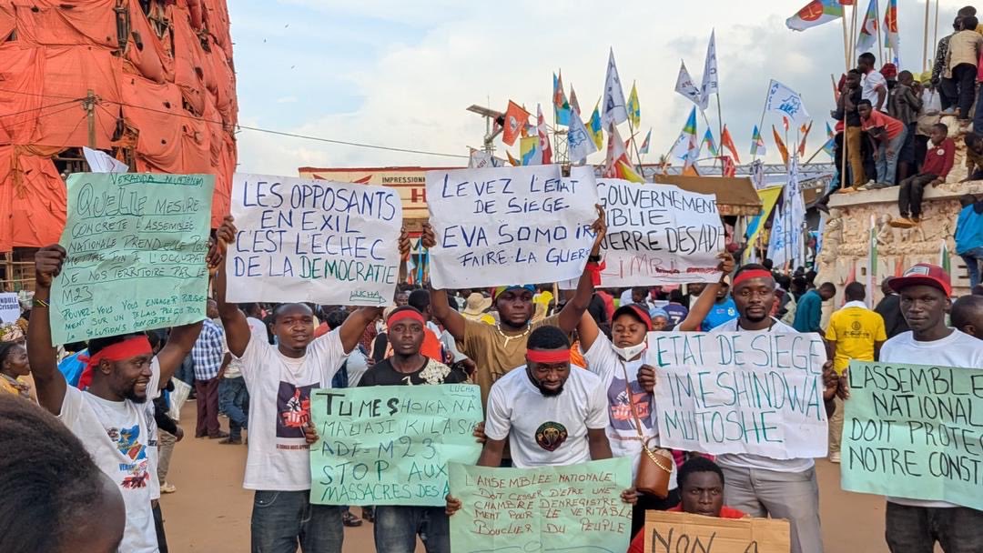 Rdcongo🇨🇩___: les messages des combattants de la LUCHA, au président de l'Assemblée Nationale Aimé Boji Sangara à Butembo 👇👇

📌Les opposants  en exil c’est ́l’échec de la démocratie

📌Levez l’état de siège

📌Le gouvernement oublie la guerre des ADF

📌L’assemblée nationale