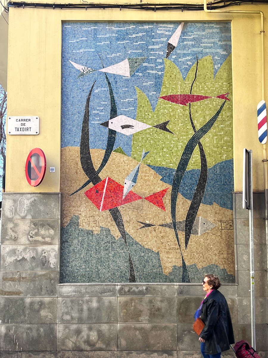 Un mosaic de tessel·les preciós, del 1960, situat gairebé a peu de carrer. Se'n desconeix l'autoria, oi, <a href="/oscardalmau_/">òscar dalmau</a>? (Taxdirt 16-18 #GràciaNova)