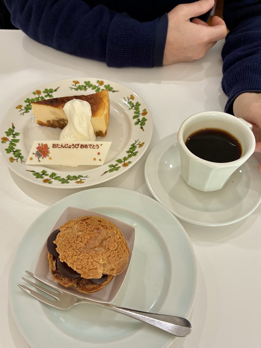 cavob's tweet photo. 六花亭のお誕生日特典🎂
証明書を見せて喫茶メニューを一品オーダーすれば、ケーキとドリンク一個ずつ無料です♫ 希望すればお歌とろうそくのサービスも！
#六花亭 #誕生日特典 https://t.co/p09zk1hnlE