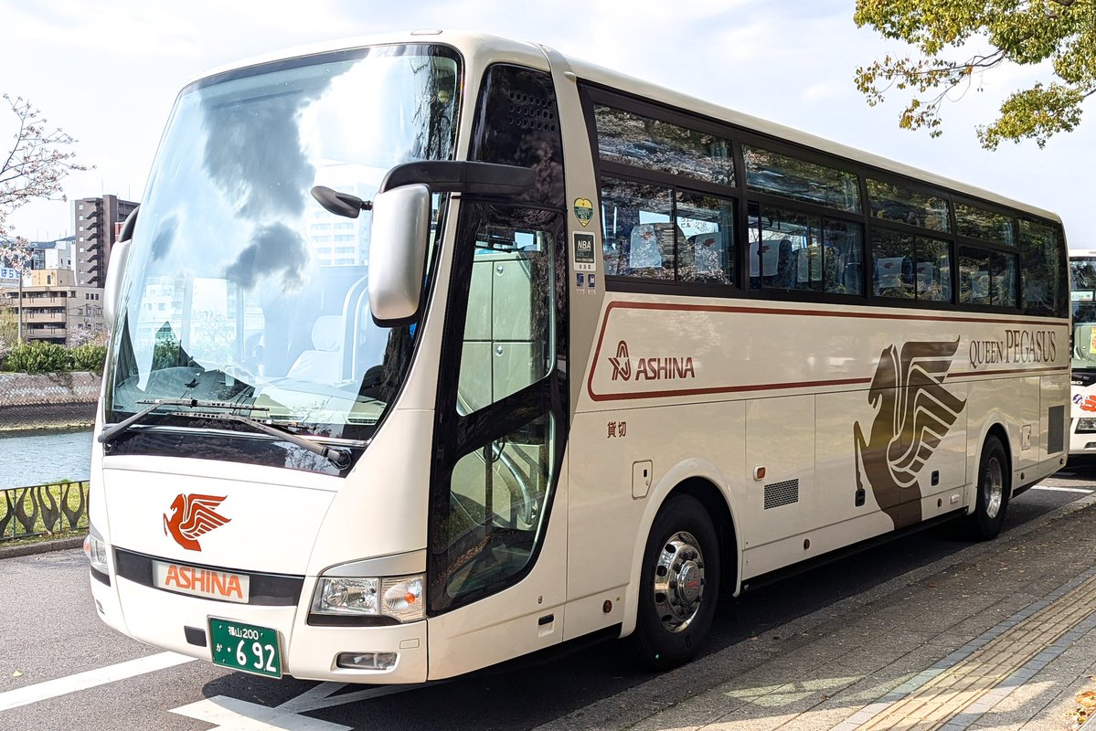 こちらは移籍車 見た目の違いは窓が透明ガラスな事でしょうか？ 車両は