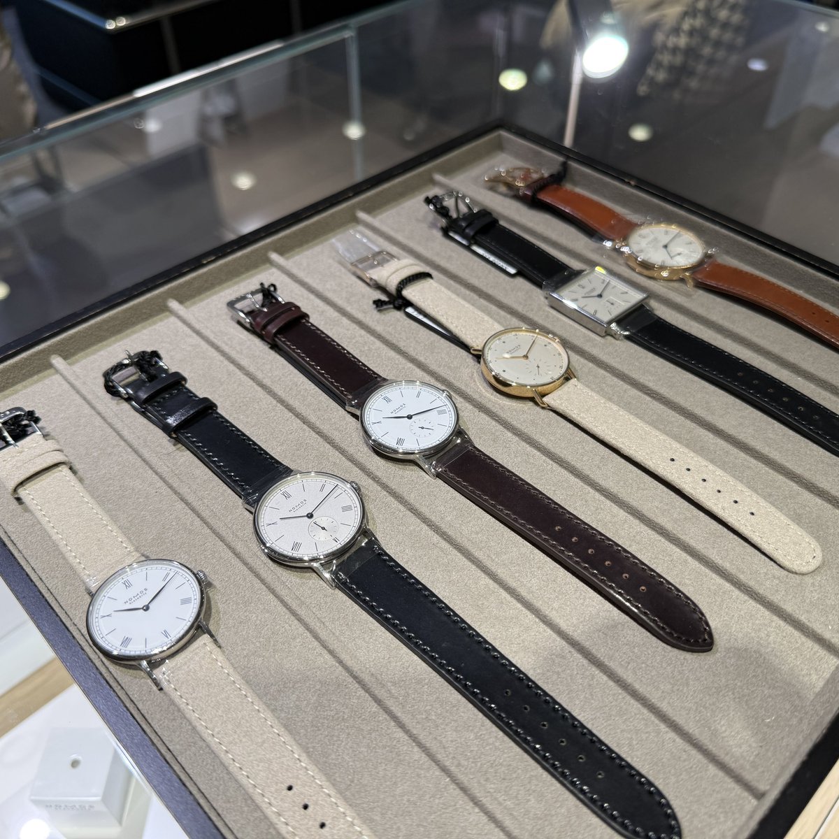 nasu_enjoy's tweet image. NWA！
NOMOS Ludwig 33 Duo for Japanをお迎えしました✨
プゾー7001を改良し、高い精度を保ちつつ53時間PRと便利になり、33mm径にリーフ針と往年のドレス時計を彷彿とさせてくれるステキな子です☺️
HPではだいぶ青く見えますが、実機はほぼ黒です😅

#nomos #ludwig #aoyagi #ノモス #nm241s5