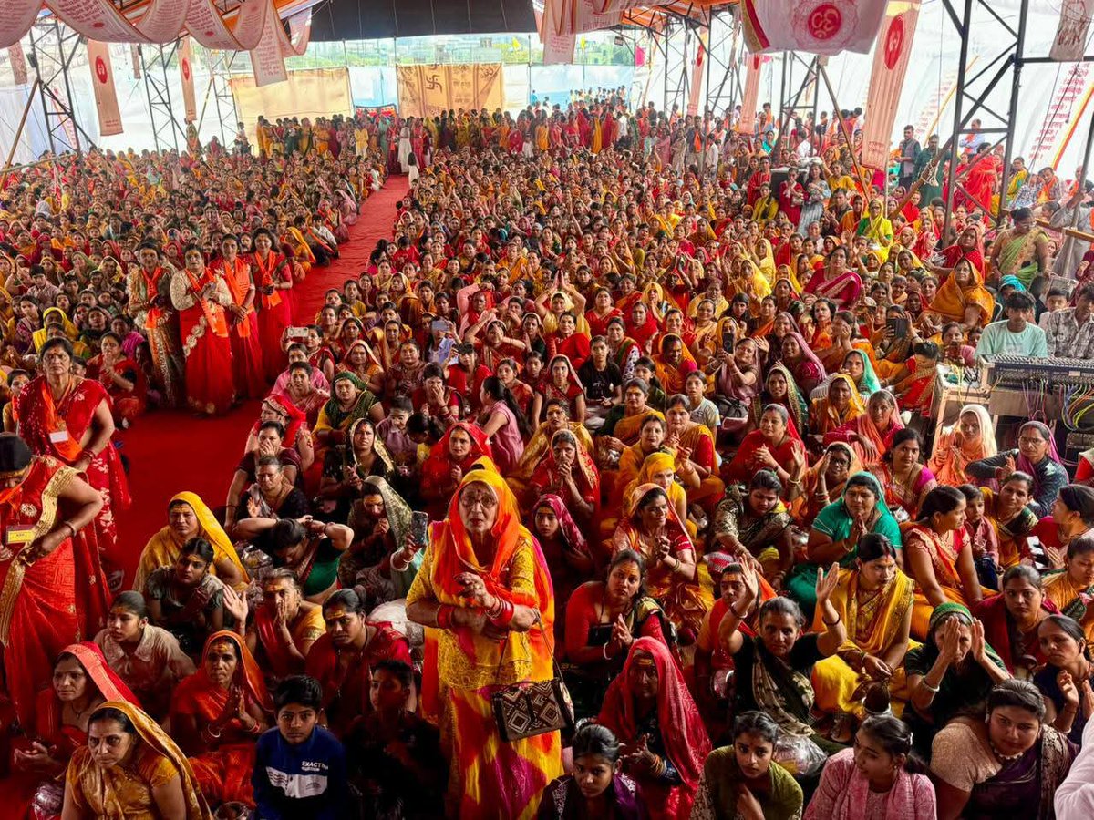 आज इंदौर में देवास नाका प्रॉपर्टी एसोसिएशन द्वारा आयोजित श्रीमद्भागवत कथा एवं भव्य कलश यात्रा में सहभागिता कर दिव्य आध्यात्मिक ऊर्जा की अनुभूति हुई।

योगेश्वर भगवान श्रीकृष्ण से प्रार्थना है कि हम सभी को धर्म, सत्य एवं सदाचार के मार्ग पर अडिग रहने की शक्ति प्रदान करें।
