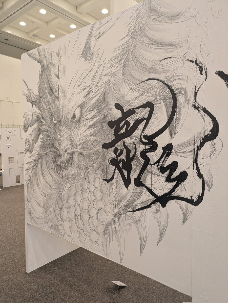 デザイン百覧会2026 ライブアート作品 1枚目から3枚目は 1枚の壁に3人