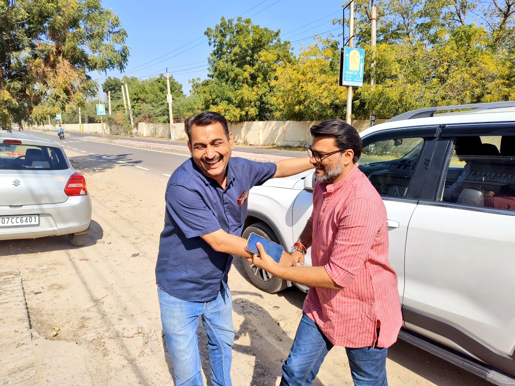 _Team_LS's tweet image. आज बीकानेर शहर में श्री @_lokeshsharma जी ने विप्र सेना के राष्ट्रीय सलाहकार श्री गोपाल जोशी जी से भेंट की। इस दौरान उनके पिताजी श्री हेमाराम जोशी जी, दुष्यंत सिंह जी एवं निश्चल जोशी भी उपस्थित रहे।
#Bikaner