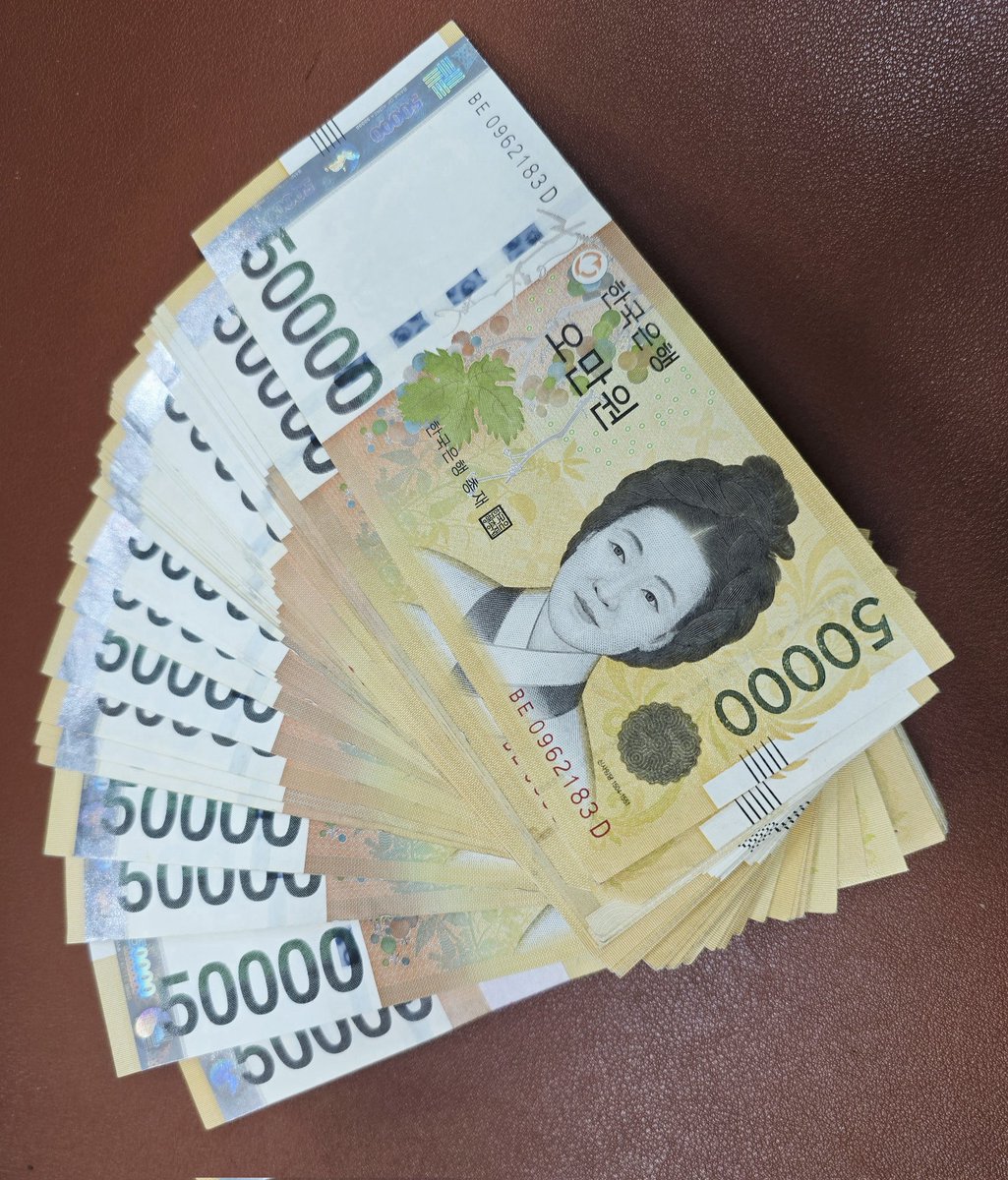 저 지난주에 미친 짓 했어욬ㅋㅋㅋ 갑자기 명품 주얼리에 꽂혀서... 매장 예약하고 좀 싸게 사보려고 현금 700 가까이 뽑았어요🥹 근데 아는 언니한테 상담하니까 제 직업군에서 그거 차고 다니면 가짜인 줄 알 것 같다고 해서 급 식어서 다시 계좌에 집어넣음😄 뽑을 때는 은행 가서 했는디 넣는 건