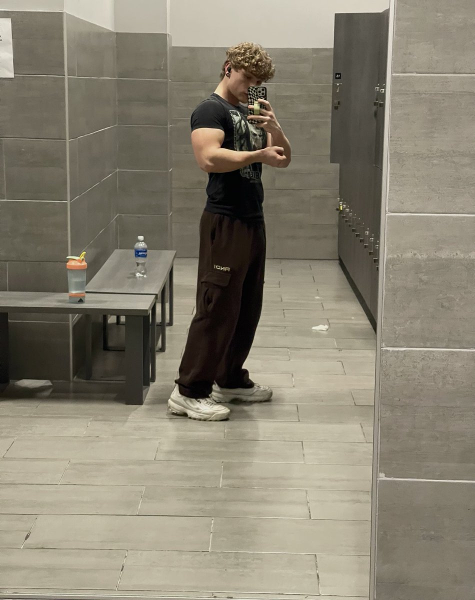 All4Elliot's tweet photo. Lil back and bi day https://t.co/kgPmHpApVb