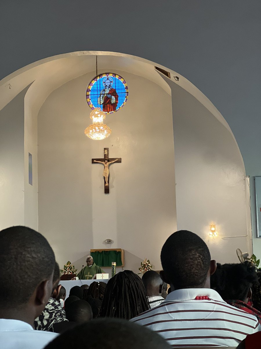 UTARATIBU WA MKRISTU MKATOLIKI KANISANI

•Unapoingia Kanisani, chovya maji ya baraka na kusema:
"Unitakase Ee Bwana uovu wangu wote, ili nipate kushiriki ibada takatifu: Kwa jina la Baba na la Mwana na la Roho Mtakatifu Amina!

•Kama Kanisani kuna Ekaristi Takatifu