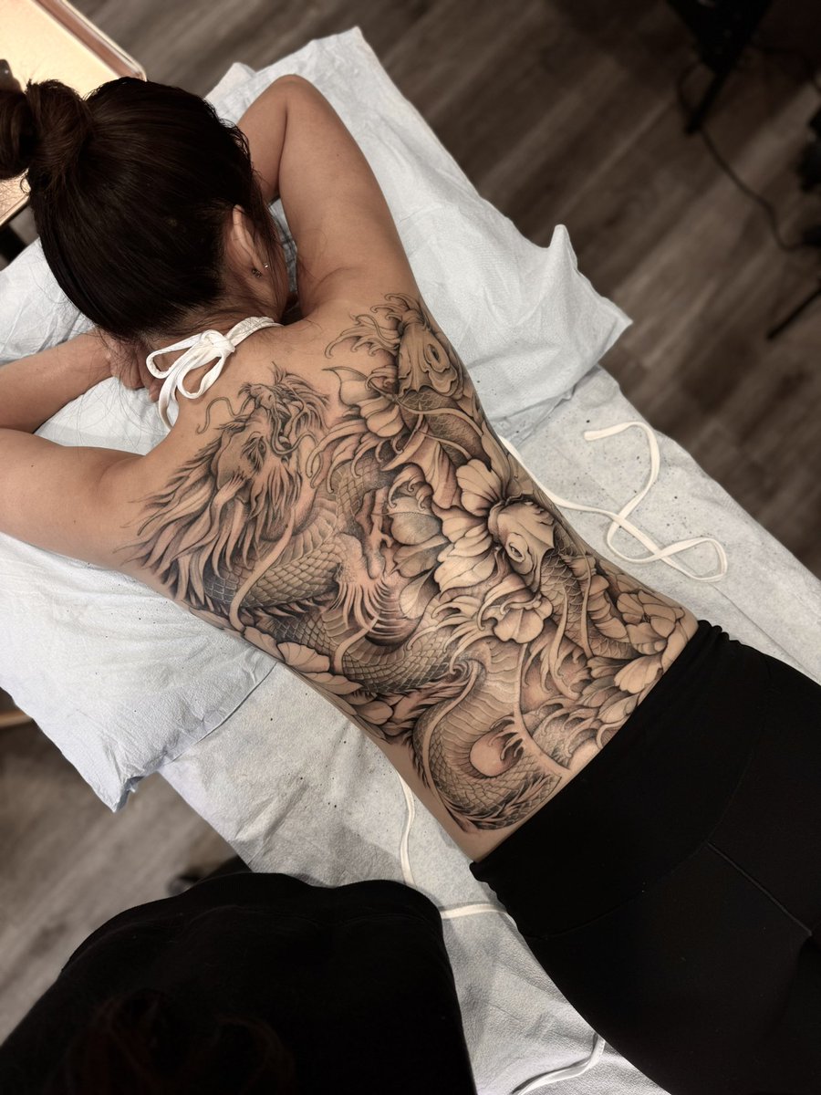 CarolineeyCC's tweet photo. Back piece done! https://t.co/VrKoi5swDV
