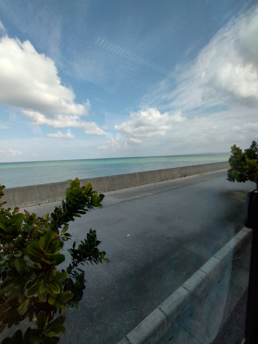 emiling1203's tweet photo. 宜野湾に向かうバスの車窓からの海。
写真では伝わらないかもしれないけれど、綺麗なエメラルドグリーン。
キャンプツアー最終日、楽しみます。
#baystarsキャンプツアー https://t.co/XHos6MYgrJ