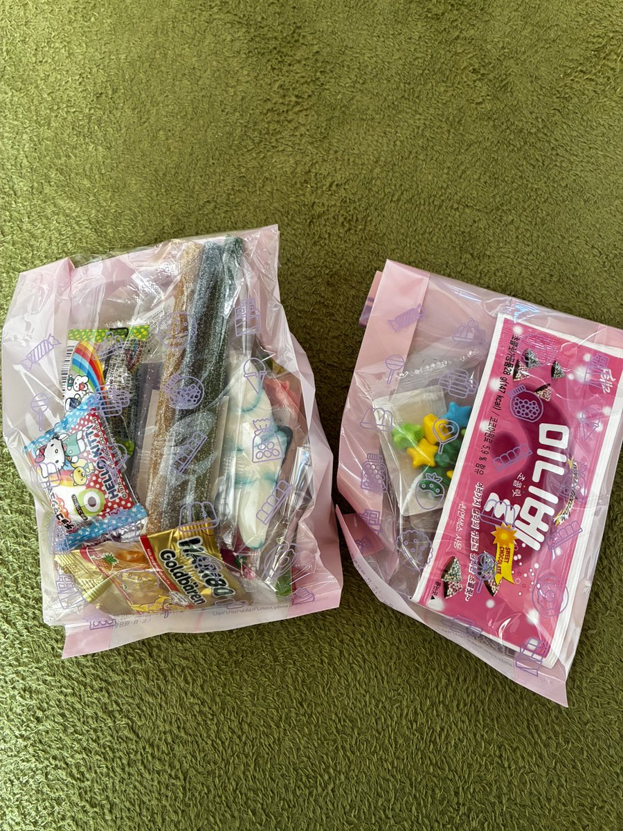 20年ぶりの量り売りお菓子。
特別な日だから子供とやった。

子どもの頃大好きだったんだよね。
レジで目を丸くする母の顔を伺いながらも、
やらせてくれたことが嬉しかったのを覚えてる。

これを日常的にやりたいとは思わないけど、
大切なことを子どもの心に刻むために、
お金を稼いでいく。