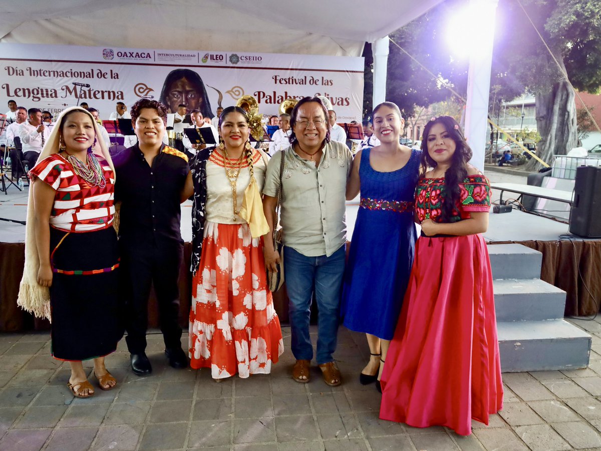 GobOax's tweet photo. SE REALIZA CONCIERTO VOCES DE NUESTRA LENGUA
En el marco del Festival de las Palabras Vivas, se llevó a cabo el concierto Voces de Nuestra Lengua, un encuentro que reunió a cientos de personas en el Parque Juárez El Llano, y que fue encabezado por el titular del #ILEO, @VictorCataOax.
La música en zapoteco, mixe y mixteco se convirtió en un puente de identidad y orgullo cultural.
Con las interpretaciones de Paola Hersan, Abril Alexandra, Tulia Sánchez y Javier Pizarro, el público disfrutó de un repertorio que celebró la diversidad lingüística. Cada canción reafirmó que las lenguas originarias siguen vivas, fuertes y presentes en las expresiones artísticas contemporáneas.