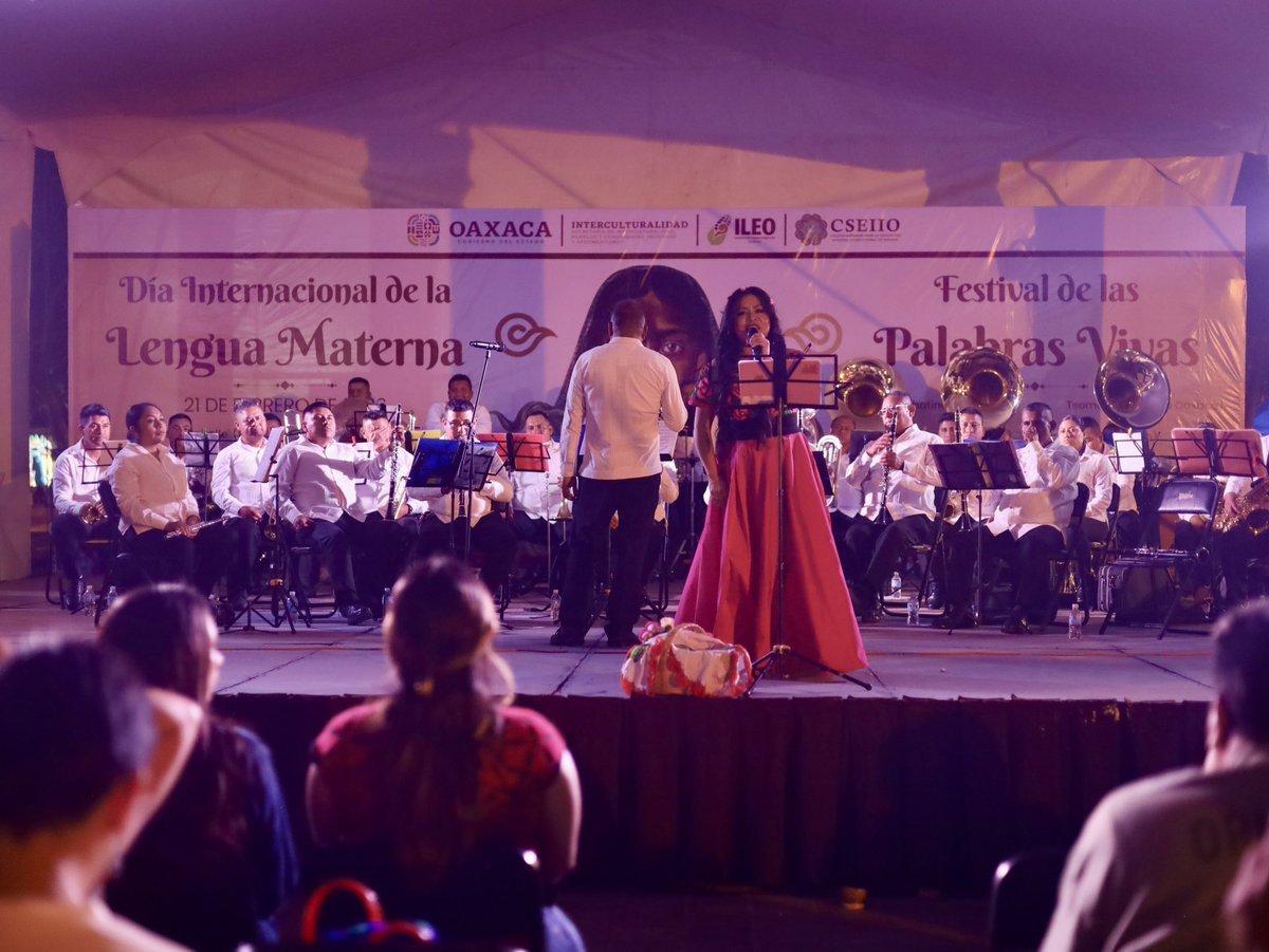 GobOax's tweet photo. SE REALIZA CONCIERTO VOCES DE NUESTRA LENGUA
En el marco del Festival de las Palabras Vivas, se llevó a cabo el concierto Voces de Nuestra Lengua, un encuentro que reunió a cientos de personas en el Parque Juárez El Llano, y que fue encabezado por el titular del #ILEO, @VictorCataOax.
La música en zapoteco, mixe y mixteco se convirtió en un puente de identidad y orgullo cultural.
Con las interpretaciones de Paola Hersan, Abril Alexandra, Tulia Sánchez y Javier Pizarro, el público disfrutó de un repertorio que celebró la diversidad lingüística. Cada canción reafirmó que las lenguas originarias siguen vivas, fuertes y presentes en las expresiones artísticas contemporáneas.