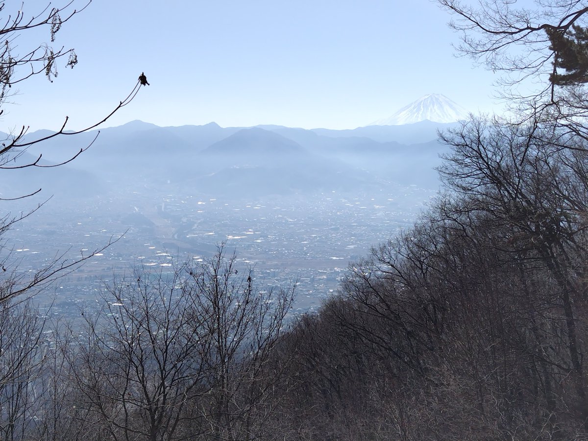 ykata7's tweet photo. 山梨百名山の大蔵経寺山から同じく山梨百名山の兜山まで歩きました。春の陽気でかすんでいましたが、富士山も南アルプスも近くに綺麗に見える山です。
#登山　#富士山　#南アルプス　#山梨百名山 https://t.co/Sm0aK5ksKM