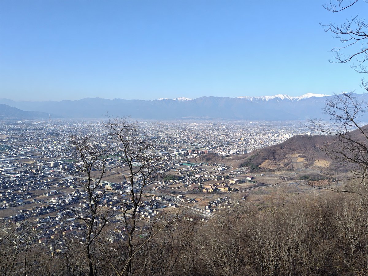 ykata7's tweet photo. 山梨百名山の大蔵経寺山から同じく山梨百名山の兜山まで歩きました。春の陽気でかすんでいましたが、富士山も南アルプスも近くに綺麗に見える山です。
#登山　#富士山　#南アルプス　#山梨百名山 https://t.co/Sm0aK5ksKM