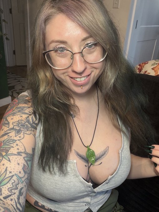 Fern Sparx🌙🥀🖤 Nature Goddess✨️ - I heard you like women with glasses and tattoos 👀🖤 https://t.co/RyjWOH87na