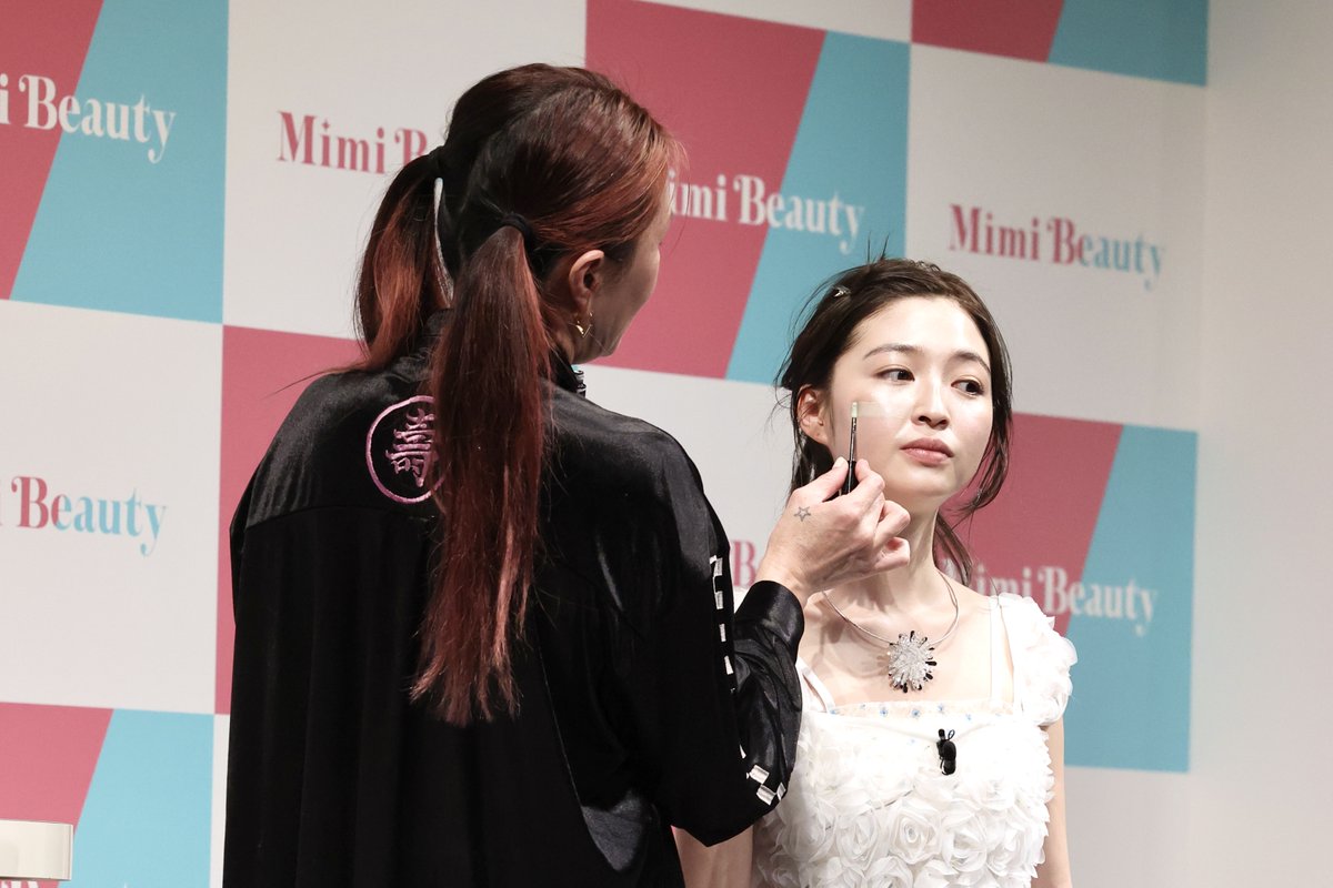 MimiBeauty__'s tweet photo. イガリシノブさん×上西 星来さんのステージショット🌟早速明日のメイクから取り入れたいプロの技をたくさん学べました✍️
#MimiBeautyMeetsに参加中 https://t.co/aTi4doWjJN