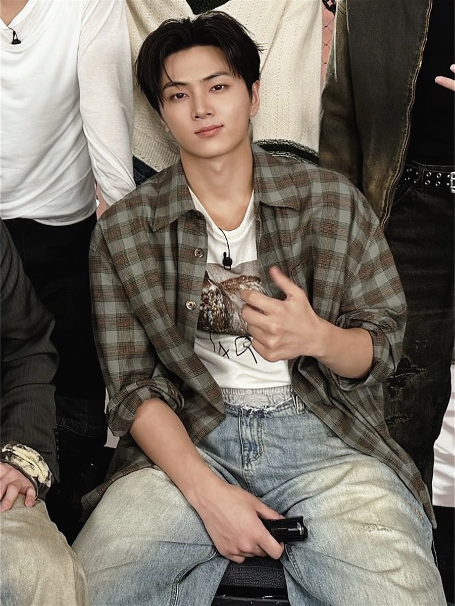 พี่เจย์รูปนี้หล่อมากอะ ㅠㅠ ผิวสีน้ำผึ้งกับเมคอัพคม ๆ ตัวใหญ่ไหล่กว้าง มองแค่มือก็รู้แล้วว่าหล่อ หนูยอมแล้วพี่จ๋า เอาหัวใจหนูไปเลย