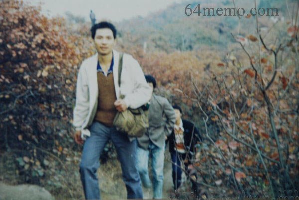 当代不应忘却的勇士(一百三十七)
钟庆是1989年“六四事件”（天安门事件）中遇难的受害者之一。他是清华大学精密仪器系86级6班本科生，遇难时年仅21岁，来自广西陆川（一说广西玉林中学考入清华）。