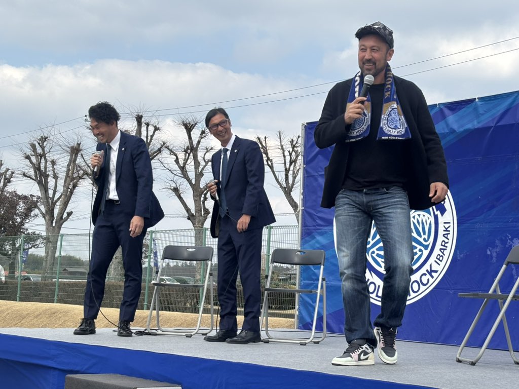 「あの時のFWは点が取れなかった！」
「去年みたいなFWがいたら俺たちもJ1に上がれていたかもしれない！」
「頼りは俺と森のセットプレーぐらいだった！」

田中マルクス闘莉王さん(2003年水戸在籍)が水戸のホーム開幕戦に来場🇧🇷
同僚だった森直樹さん、本間幸司さんとの思い出話は闘莉王節全開...！