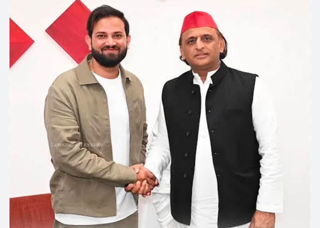 JaikyYadav16's tweet photo. RWA के मशहूर शिक्षक और बेहतरीन शख्सियत नवीन शर्मा जी आज समाजवादी पार्टी की सदस्यता लेंगे।

ऐसे तो राजनीति में आपने अबतक दबंग, बाहुबली, माफिया और भी कई लोगों को देखा होगा जो कहीं न कहीं अपराध में लिप्त रहे होंगे उन्हीं का बोलबाला था लेकिन

अब राजनीति का परिदृश्य धीरे धीरे बदल रहा है जह��ँ नवीन शर्मा सर जैसे लोगों की बहुत जरूरत है।

ये जहां भी रहेंगे नफरत फैलाने के बजाय क्षेत्र का विकास, बच्चो की शिक्षा, रोजगार और अन्य मूलभूत सुविधाओं पर बात करते नजर आयेंगे।