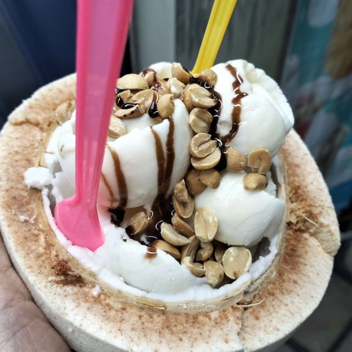 toniheru's tweet photo. I-Tim Ma-Prao, es krim kelapa Thailand, jajanan street food yang disajikan dalam batok kelapa muda, dengan rasa santan gurih, tekstur lembut, topping kacang sangrai, ketan, dan daging kelapa muda.
Harganya murah waktu itu (menurutku) 50 Baht atau kurleb 25K IDR, enaaak tauk! 🥰 https://t.co/YUeISCd312