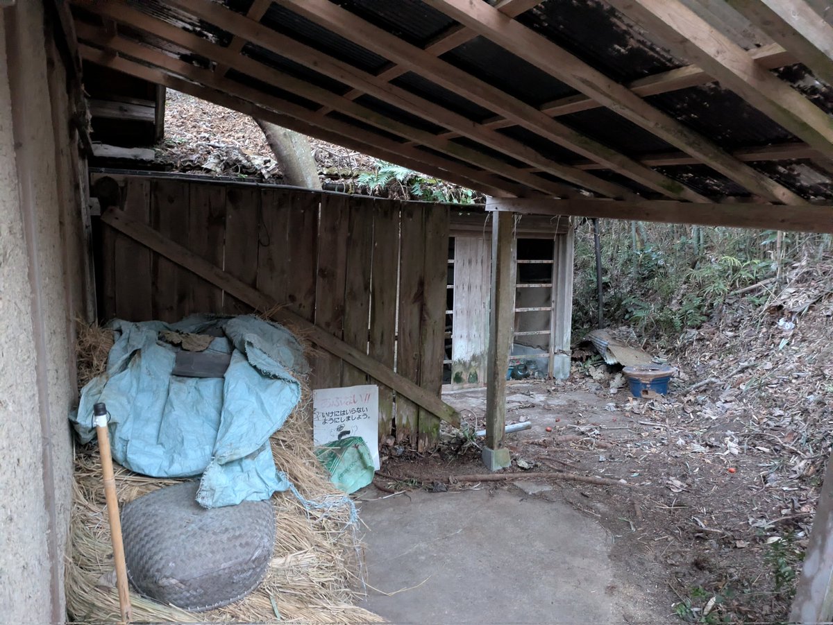 京田辺頂上付近。
下りはカオスな激坂。
付近の家の駐車場はナナメったりしている。
なぜここに居をかまえる事になったのだろう、と不思議になる。