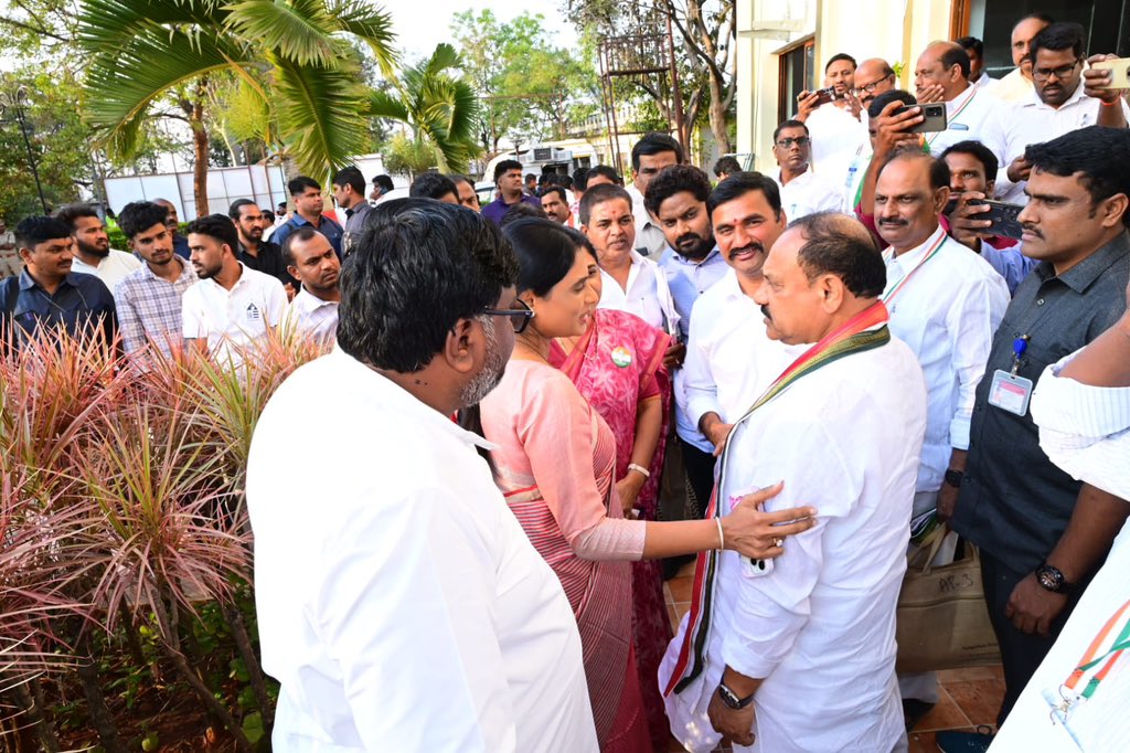 PittaRamReddy's tweet photo. ఆంధ్రప్రదేశ్ మరియు తెలంగాణ రాష్ట్రాల్లో నూతనంగా నియమించబడిన జిల్లా అధ్యక్షులు మరియు నగర అధ్యక్షులకు SSA ఆధ్వర్యంలో వికారాబాద్ అనంతగిరి హిల్స్ వద్ద ఏర్పాటు చేసిన శిక్షణ శిబిరంలో వైయస్ షర్మిల గారు, తెలంగాణ ప్రదేశ్ కాంగ్రెస్ కమిటీ అధ్యక్షులు మహేష్ కుమార్ గౌడ్ గారితో.. https://t.co/yehDyntmEU