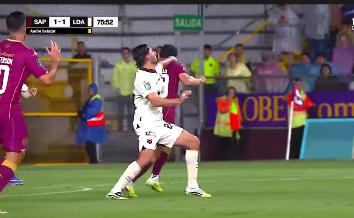 saminaminaeewae's tweet photo. Esto es roja // esto NO es penal

¿La diferencia? La camiseta que llevaban puesta 🤐 https://t.co/ENGgJwTLDU