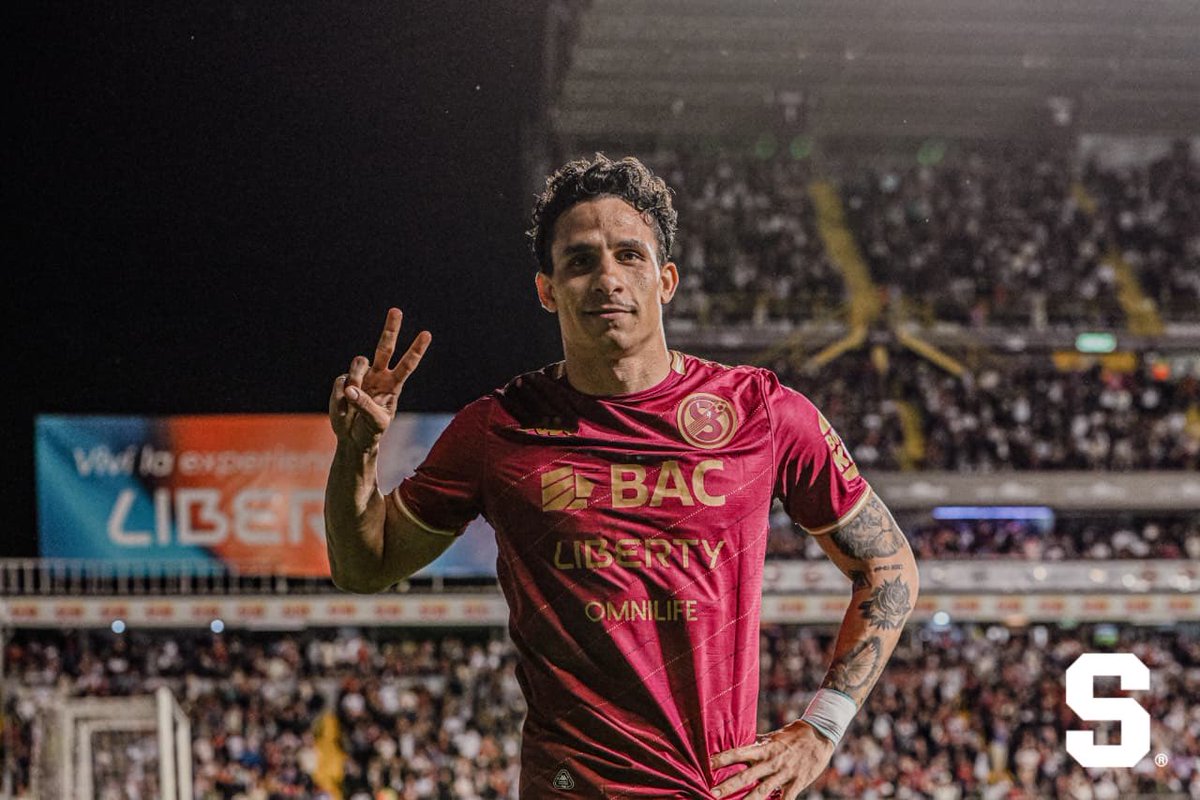 El partido de Luis Javier Paradela: gol, siempre va, busca, mete, colabora en defensa. 

Gran estado de forma y despliegue físico del cubano de Saprissa.

La figura del clásico nacional en La Cueva. Salió ovacionado.