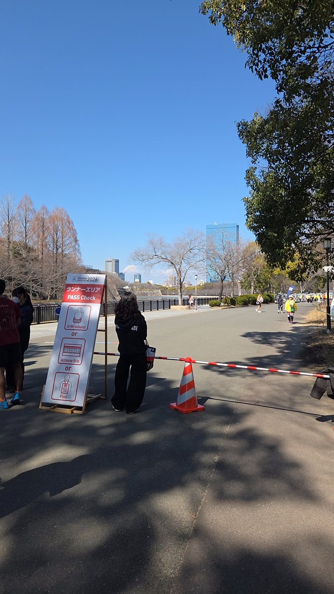 nanayan's tweet image. 大阪マラソン出てる後輩の応援に大阪城公園まで来た
人多すぎ