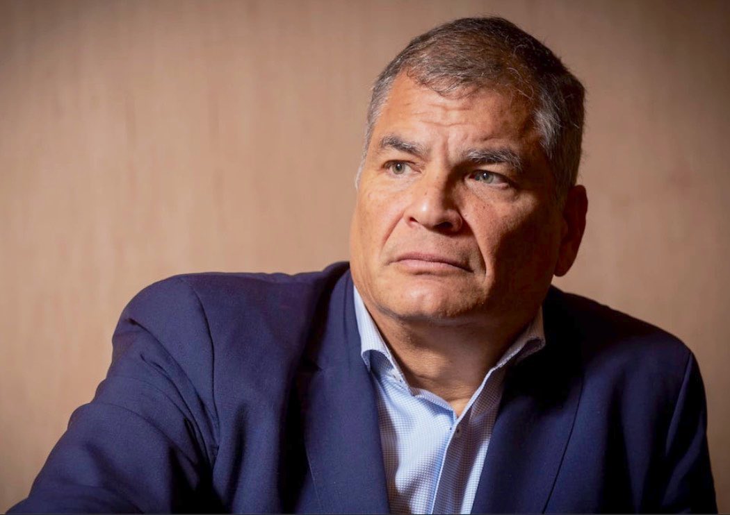 politicsecu's tweet photo. 📍FISCALÍA DE EE.UU. VA POR RAFAEL CORREA: PREPARAN SU EXTRADICIÓN

Un fiscal federal de Nueva York estaría a horas de solicitar una orden de captura internacional para extraditar al expresidente Rafael Correa.

Las declaraciones de alias “Fito” en su acuerdo con la justicia estadounidense reviven el informe del computador de Raúl Reyes y el operativo de la UIES en Esmeraldas y Quito, donde un avión mexicano vinculado a cárteles narcotraficantes estuvo estacionado en el hangar presidencial durante el gobierno correísta.

¿Se viene el gran golpe final?
