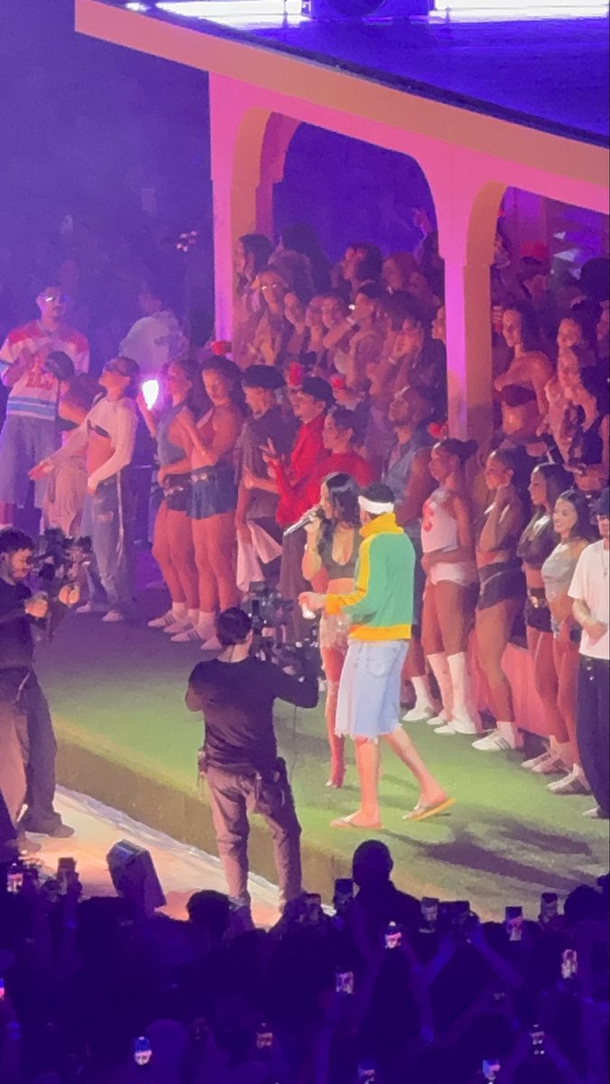 lipvvs's tweet photo. @safetybieber minha música preferida do álbum, eu quis chorar nesse momento, meu ingresso foi pago nesse momento https://t.co/qKRWZ5FWER