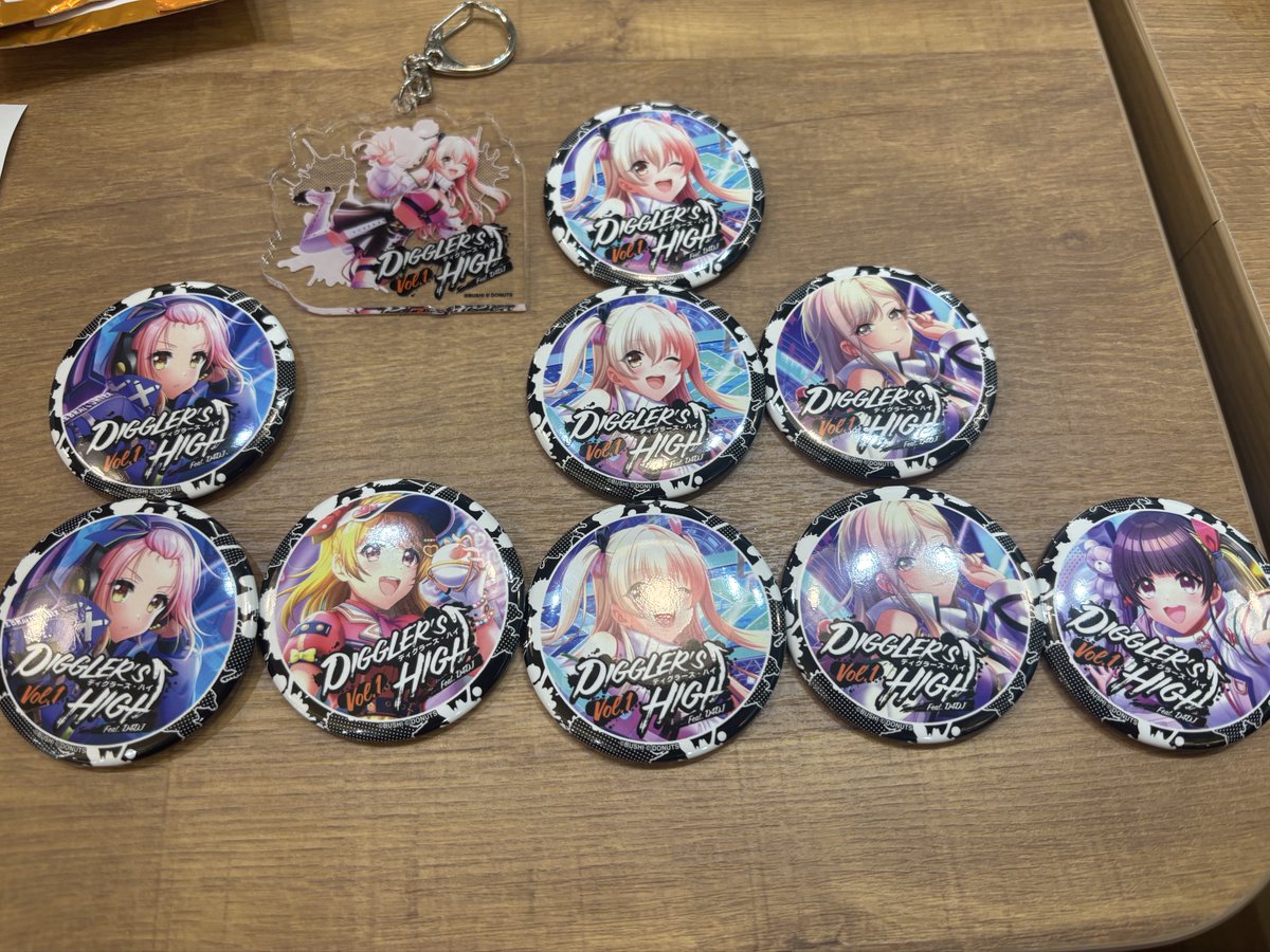 デジタルガチャの缶バッジはこちら しのぶ自引きできたのと、8種類あっ