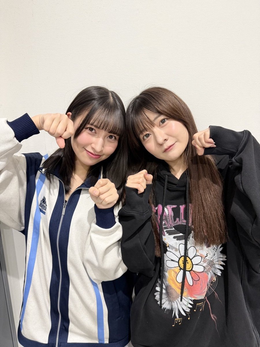 本日の㊙️ 昼「2月22日（にゃーにゃーにゃーの日）🐱♡」ポーズ 夜