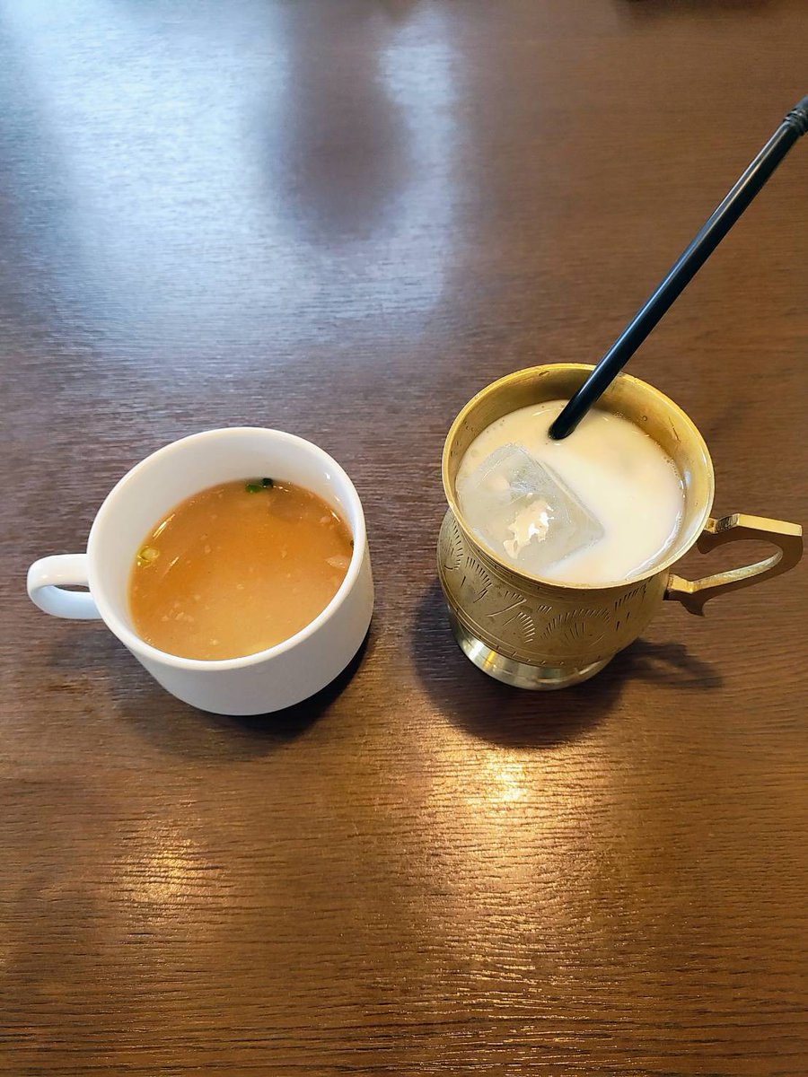 久し振りに外食しました
スープ一杯と、
妻ちゃんとマトンカレーとチーズナンとラッシーをはんぶんこ
サラダは全部戴きました