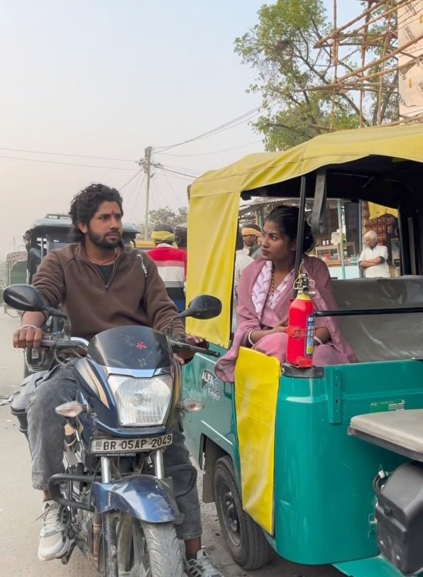 avinashyadv9's tweet photo. सच समझ कर रिएक्ट करना है या नौटंकी समझ मौज काटनी है? आज कल पता ही नहीं चल रहा है 😄
कल जो वीडियो वायरल हुआ, उसे देखकर लोग बिहार को असुरक्षित घोषित कर दिए वैसे बिहार है असुरक्षित ही....
लेकिन बाद में पता चला वो तो स्क्रिप्ट वीडियो था। https://t.co/QxKY6mDeBn