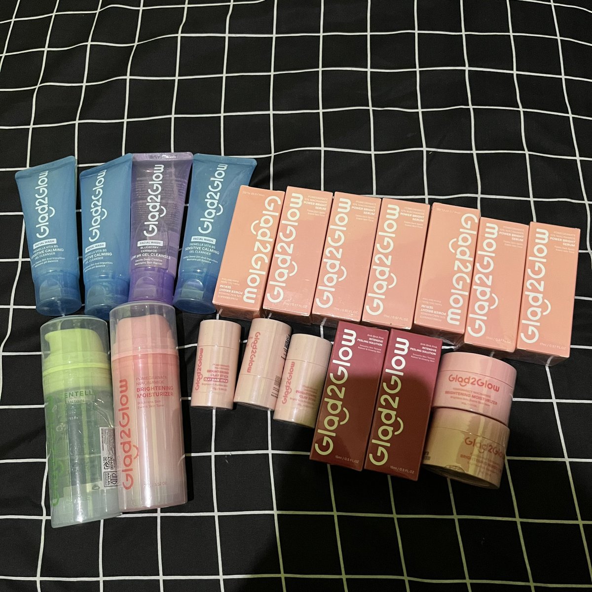 rezekigacorr's tweet photo. G2g fw 22k, moist 26k, moist yg 100ml 65k, claymask 25k, aha bha 28k, serum 28k bisa shopee https://t.co/kdn5XUwcNs