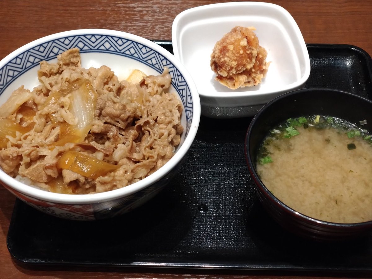 ひる吉野家の牛丼並盛りとみそ汁と唐揚げセット Beef and Chicken