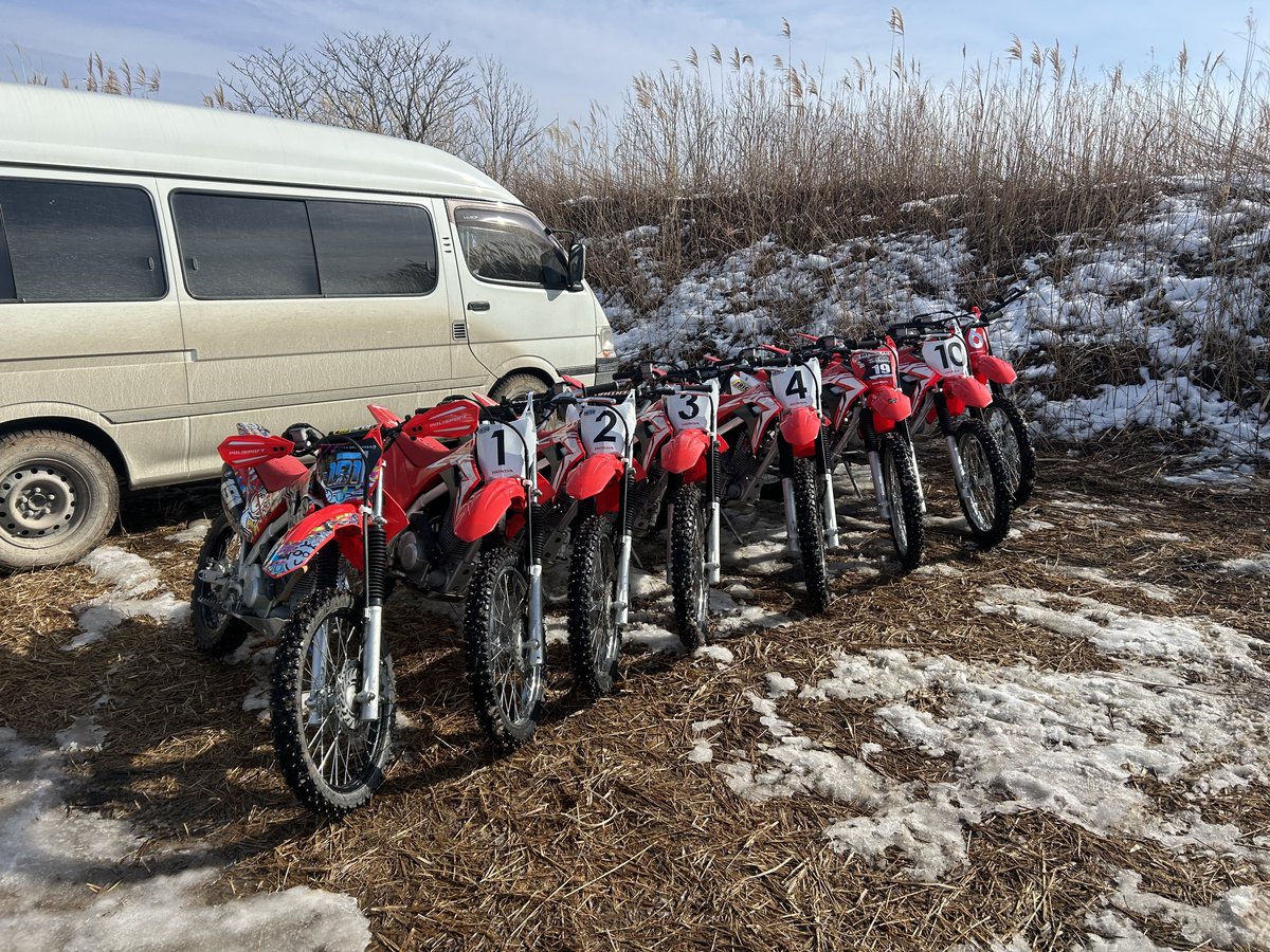 二輪の小屋の中も片付け終わり、後は帰るだけとなりました
僕自身、初めて管理人をしましたが、走り方が変化したり人を見て教えたりするのがより上達した気がしたり、氷の知識が凄く増えたと思います

長いようであっという間でした
来年は更に良いものにしていくので、ぜひお越し下さい