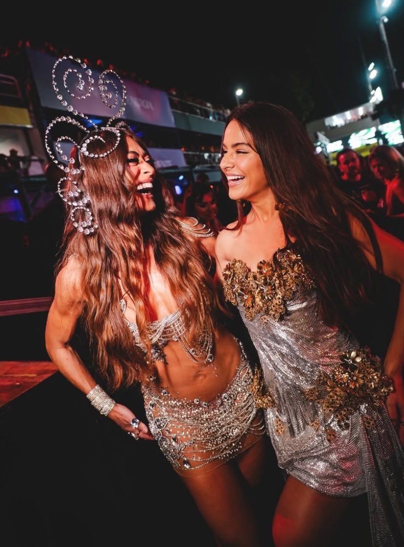 Giullia Buscaccio e Juliana Paes no Desfile das Campeãs. ❤️✨