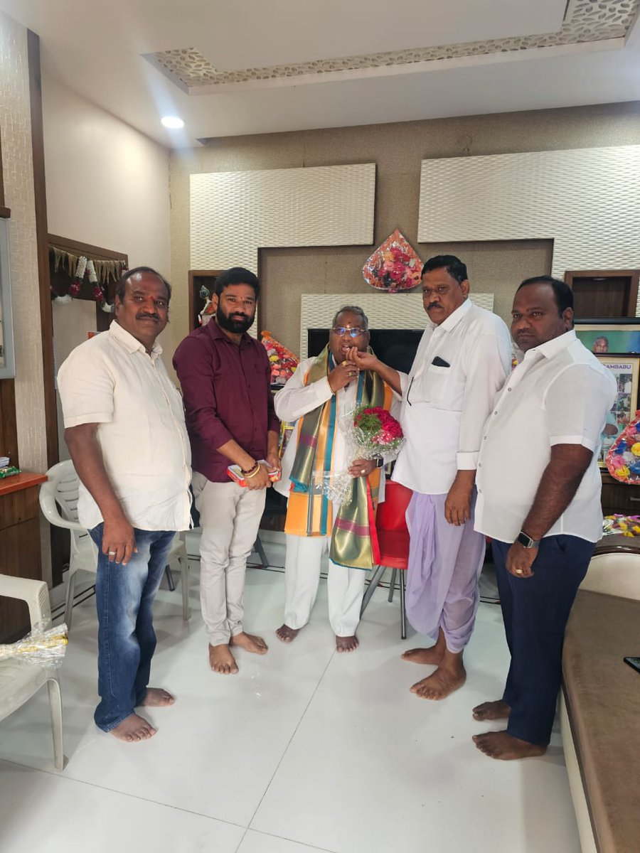 Sablesantoo's tweet photo. మేట్ పల్లి మున్సిపల్ చైర్మన్ శ్రీ మైలారపు లింబాద్రి గారిని వారి స్వగృహంలో మర్యాదపూర్వకంగా కలిసి పుష్పగుచ్చం అందించి శాలువాతో సన్మానించడం జరిగింది. https://t.co/9huLEyLr4G