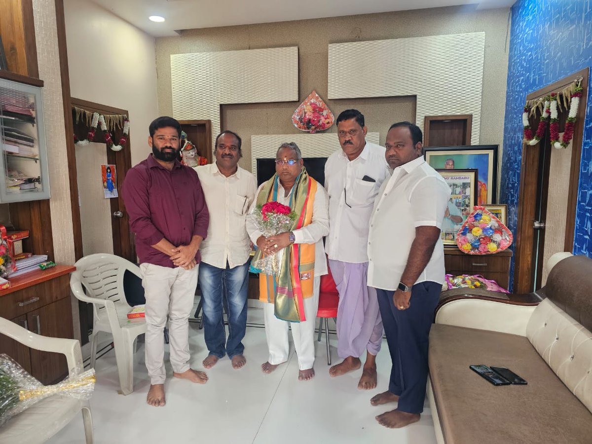 Sablesantoo's tweet photo. మేట్ పల్లి మున్సిపల్ చైర్మన్ శ్రీ మైలారపు లింబాద్రి గారిని వారి స్వగృహంలో మర్యాదపూర్వకంగా కలిసి పుష్పగుచ్చం అందించి శాలువాతో సన్మానించడం జరిగింది. https://t.co/9huLEyLr4G