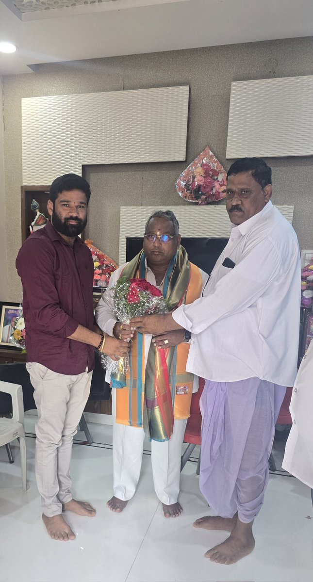 Sablesantoo's tweet photo. మేట్ పల్లి మున్సిపల్ చైర్మన్ శ్రీ మైలారపు లింబాద్రి గారిని వారి స్వగృహంలో మర్యాదపూర్వకంగా కలిసి పుష్పగుచ్చం అందించి శాలువాతో సన్మానించడం జరిగింది. https://t.co/9huLEyLr4G