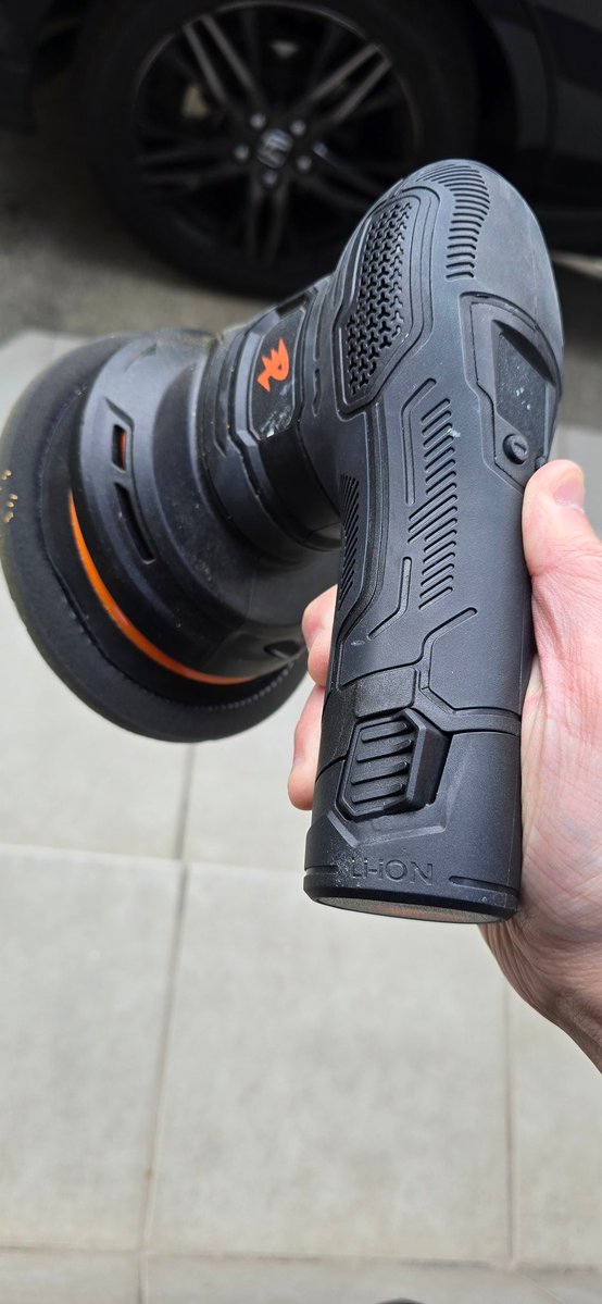 車を初磨き！目立たないけど積み重なった小傷が艶をボヤかしてたん