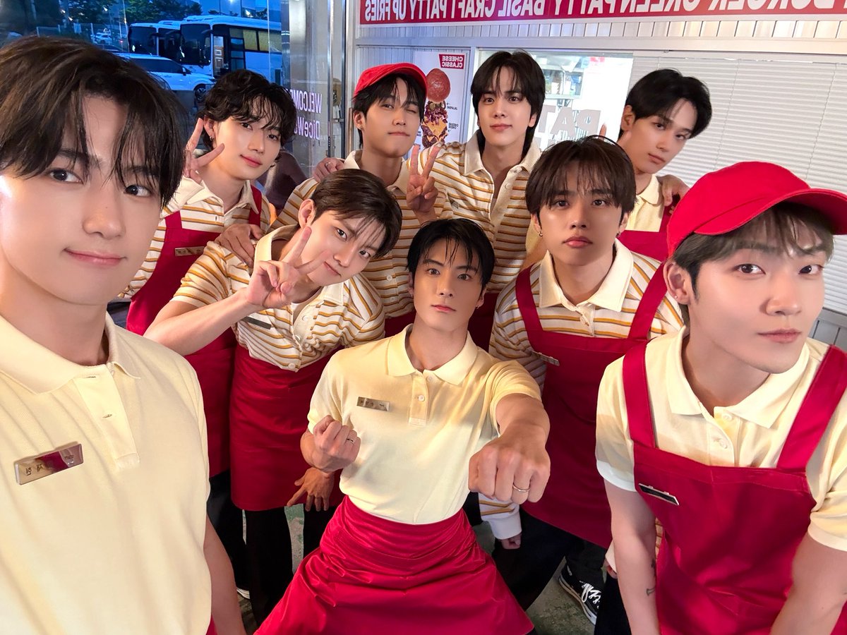 [📸] THE BOYZ 공식 팬클럽 'THE B' 8기

추가 모집 마감 D-DAY🍔

store.frommyarti.com/goods/45805

#THEBOYZ #더보이즈
#THEB #더비