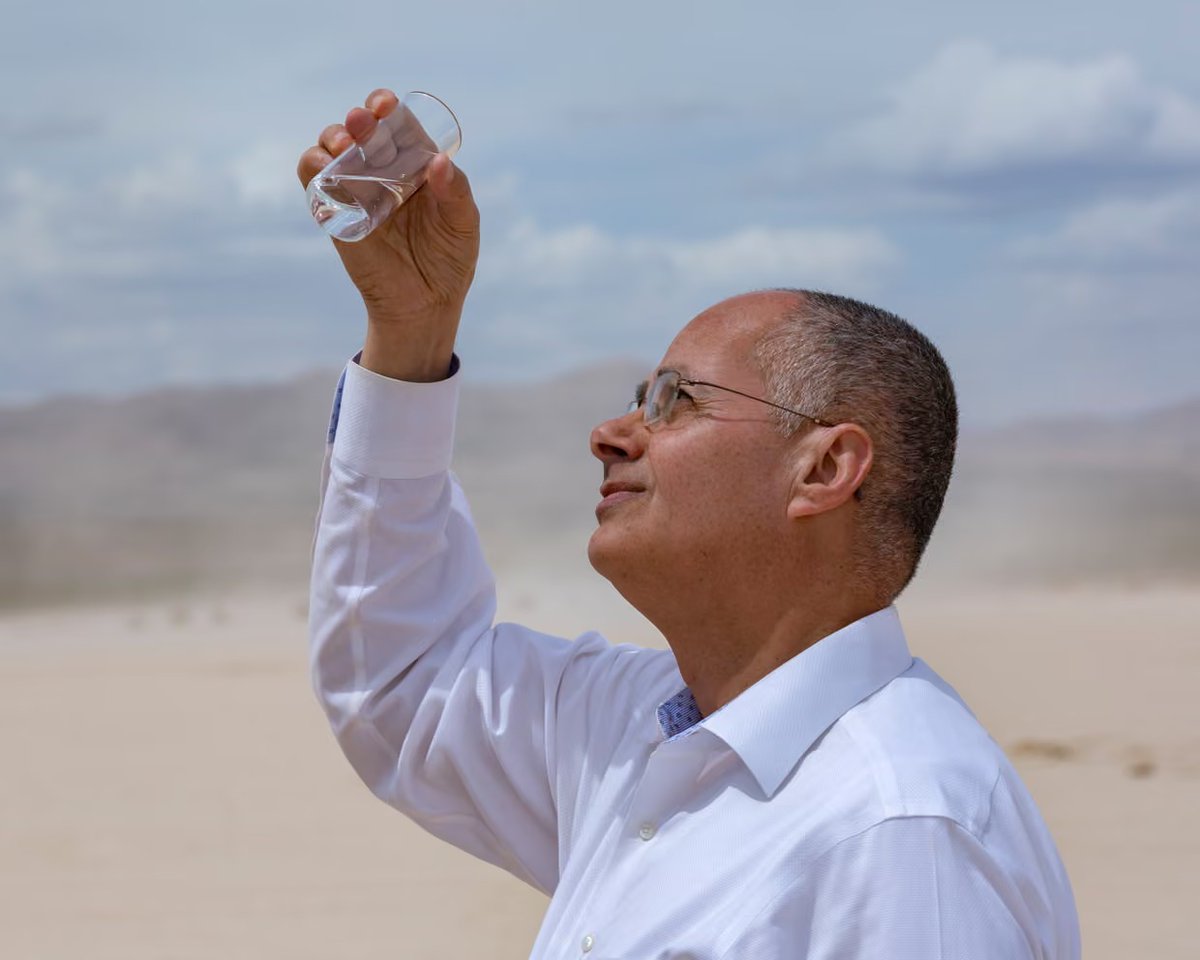 ShiningScience's tweet photo. 🚨 Nobel Prize winner just invented a machine that pulls clean water out of thin air. Up to 1,000 liters per day, powered by ambient heat, and works in deserts.

Omar Yaghi won the 2025 Nobel Prize in chemistry for inventing this. It uses "reticular chemistry" to create materials that extract moisture from air even in arid conditions.

UN just said we're in "global water bankruptcy era." 2.2 billion people lack safe drinking water. 3.5 billion lack sanitation. 4 billion experience severe water scarcity at least one month per year.

Yaghi grew up in a refugee camp in Jordan with no running water. So he invented a machine that makes water appear from nothing.