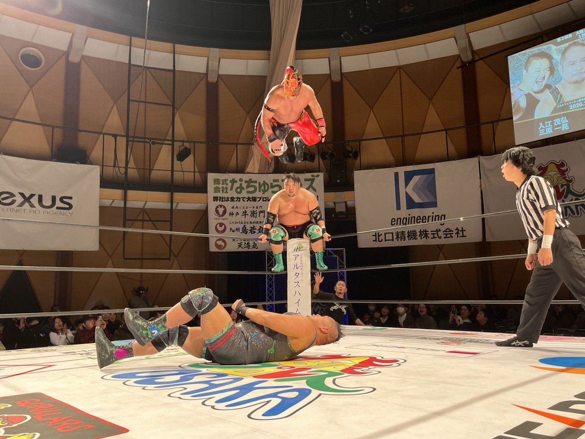 osakapro's tweet photo. コスメフェリーチェ株式会社presents
大阪タッグフェスティバル2026 開幕戦 1回戦

第2試合　30分1本勝負
GAINA＆●HUB
vs
○入江茂弘＆三原一晃
（14分40秒 片エビ固め）

HUB＆GAINAが奇襲。HUBのトペ・スイシーダで一気に主導権を握る。三原をリングに戻し、HUBが徹底的に攻め立てる。
しかし入江＆三原の“ベアーズ”が逆襲。強烈なぶちかましで流れを引き戻すと、入江の重厚なエルボーがHUBを襲う。連携攻撃を浴び、HUBはグロッキー状態に。
それでもHUBが意地のブレンバスターで三原を投げ切ると、GAINAが登場。二人まとめてコーナー圧殺ラリアット。さらにパワーボムを狙うが、三原が切り返しエルボー合戦へ。場内どよめき。
HUBと入江が向き合うと、HUBが複雑な関��技で捕獲。
ベアーズはブレンバスターでGAINAを投げ、HUBへ叩きつける荒技。
さらに二人がかりの筋肉バスターをHUBに炸裂。
しかしGAINAが救出！HUBがセントーン。そしてHUBはラリアットで入江を倒すと、追撃のスプラッシュを放つ。
だが、これを入江が巧みに切り返し——。
入江茂弘＆三原一晃が2回戦進出。

#大阪プロレス