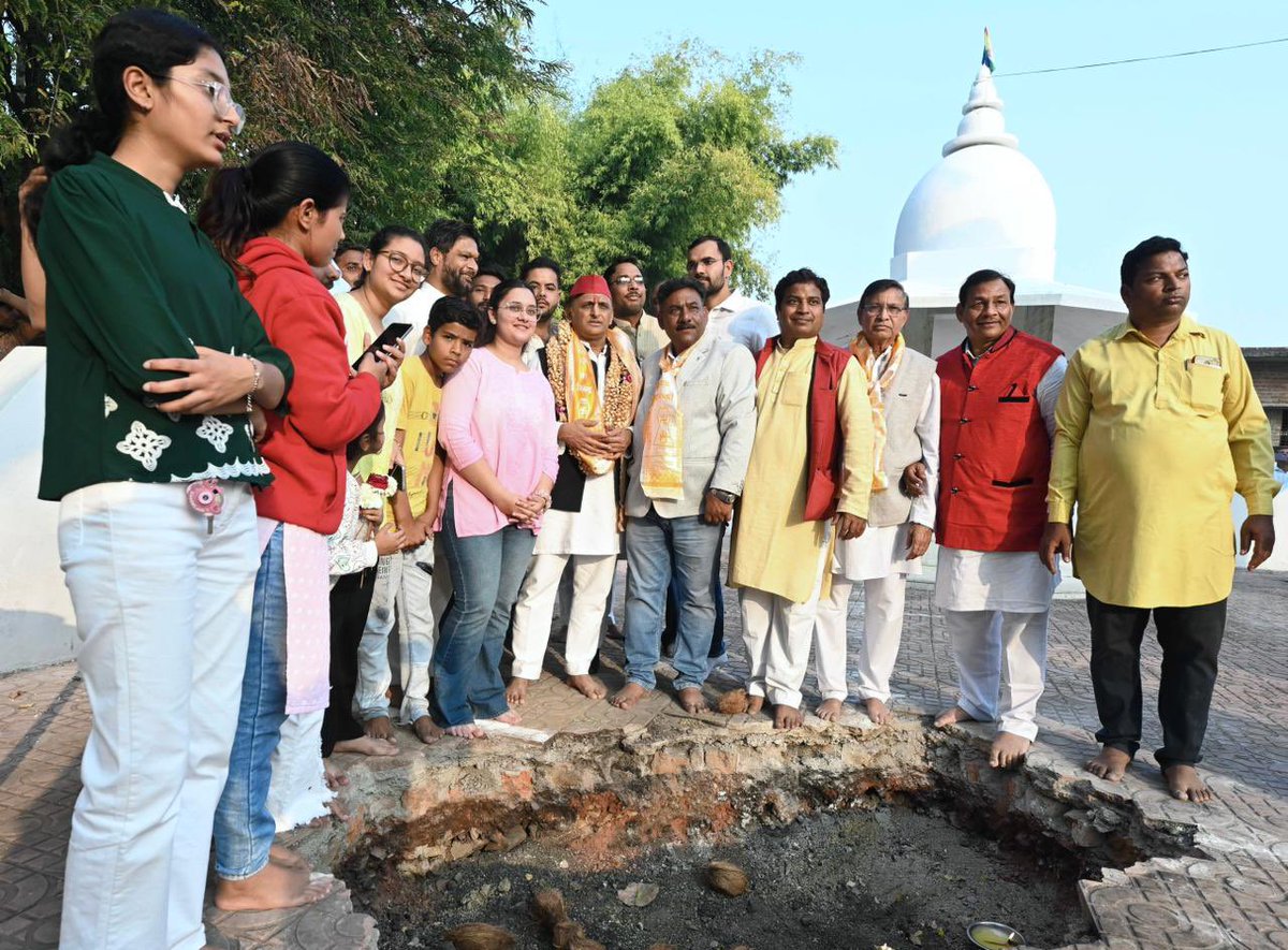 झांसी के पूर्व सांसद श्री प्रदीप जैन जी के धर्म-प्रधान पुण्यात्मा पिता जी के पूर्ण होने पर, उनके शोकाकुल परिजनों के बीच।