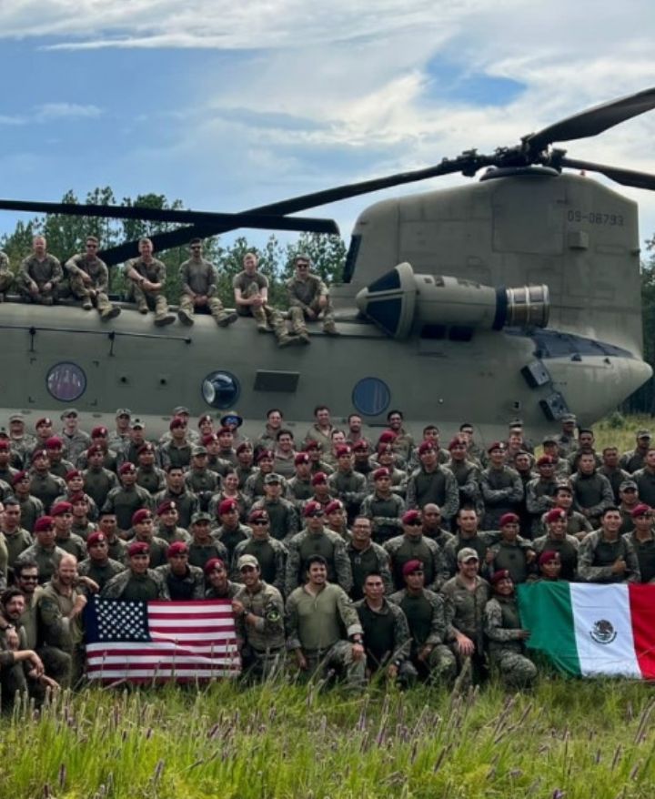 ContactoRevist's tweet photo. 🇺🇲🇲🇽 El Comando Norte de EU se despliega en inmediaciones de Palenque, cerca del rancho donde vive Andrés Manuel Lopez Obrador y esto desata una serie de rumores y especulaciones 

➡️Helicópteros militares, convoyes discretos y tropas estadounidenses desplegadas en el Sur de México.

Oficialmente vienen a entrenar. Pero aterrizaron cerca de Palenque, el lugar donde vive el ex Presidente, López Obrador.

¿Simple cooperación… o el inicio de una operación mucho más grande?